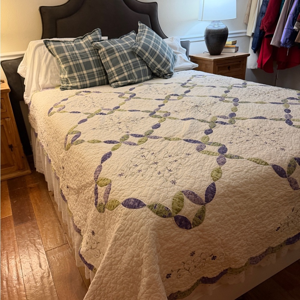 Elegant Vintage White and Purple Cottagecore Quilt - Picture 4 of 5